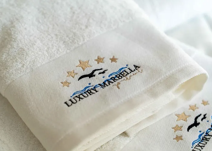 Luxury Marbella アパート エステポナ